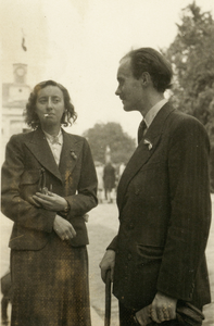 849163 Afbeelding van mevrouw S.C.E. (Fie) Bokhove-van der Beek die haar eerste, echte sigaret rookt sinds de oorlog, ...